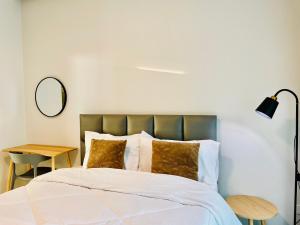 Sky View Home and Hostel Chiangmai客房内的一张或多张床位
