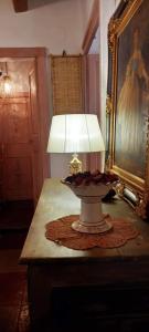 una lámpara sobre una mesa en una habitación en La Stella, en Civita