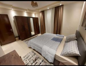 um quarto com uma cama grande e uma janela em Gazzar inn rehab9 no Cairo