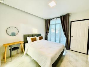 Sky View Home and Hostel Chiangmai客房内的一张或多张床位
