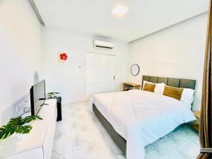 Sky View Home and Hostel Chiangmai客房内的一张或多张床位