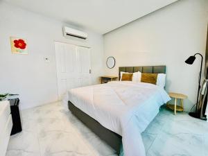 Sky View Home and Hostel Chiangmai客房内的一张或多张床位