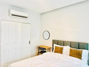 Sky View Home and Hostel Chiangmai客房内的一张或多张床位
