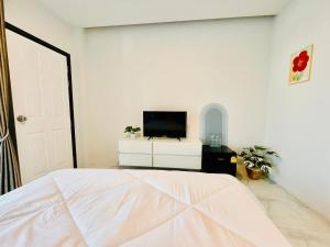 Sky View Home and Hostel Chiangmai的电视和/或娱乐中心