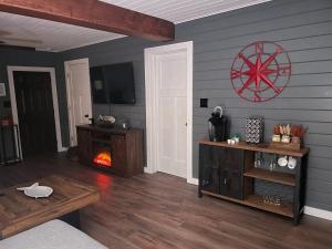 ein Wohnzimmer mit einem Kamin und einem Tisch in der Unterkunft Riverside Retreat in Benton Harbor