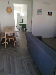 a living room with a couch and a table at Baleal Atlantic 6 in Baleal