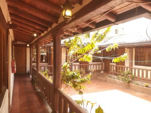 una terraza al aire libre con pérgola de madera en Hostal La Catolica en Quito