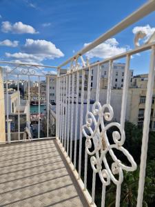 Elle comprend un balcon offrant une vue sur la ville. dans l'établissement The Caves Apartments, à San Ġiljan