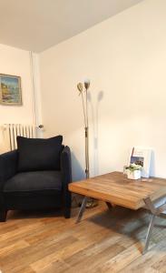 - un salon avec une table et un canapé dans l'établissement Haus Steinmeyer, à Bad Pyrmont