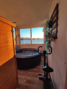 bañera en una habitación con ventana en Apartments Milina, en Omiš