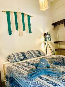 uma cama com um chapéu num quarto em Residencial Bem-te-vi em Jericoacoara