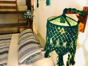 um candeeiro verde em cima de uma cama em Residencial Bem-te-vi em Jericoacoara