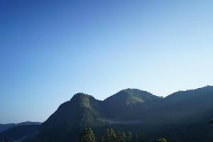 une vue sur une chaîne de montagnes avec des arbres au premier plan dans l'établissement Chalé Vista da Pedra, à Gonçalves