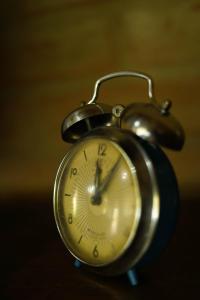 a silver alarm clock sitting on top of a table at Chalé Vista da Pedra in Gonçalves