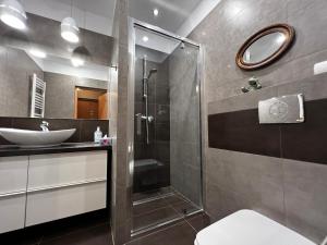 W łazience znajduje się prysznic i umywalka. w obiekcie Friendly Apartments - Krakow w Krakowie