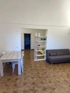 La Casetta في Ordona: غرفة معيشة مع طاولة وأريكة