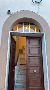 an archway leading into a hallway with a wooden door at La Casetta in Ordona