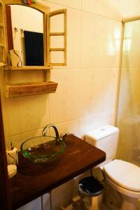 y baño con lavabo y aseo. en Chalé Vista da Pedra, en Gonçalves