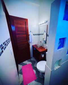 a bathroom with a toilet and a sink at Residencial Bem-te-vi in Jericoacoara