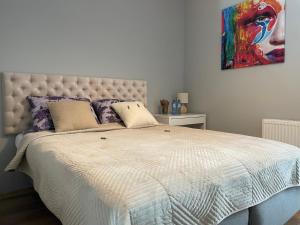 Bett in einem Schlafzimmer mit Wandgemälde in der Unterkunft Garbary 100 CITY CENTER Apartment, free parking, self check-in 24h in Posen