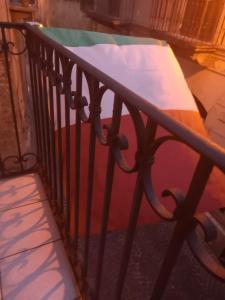 une balustrade en métal sur un balcon avec un lit dans l'établissement L'Alpino, à Sulmona