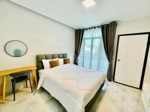 Sky View Home and Hostel Chiangmai客房内的一张或多张床位