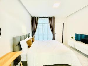 清迈Sky View Home and Hostel Chiangmai的卧室里有一张白色的大床和一台电视
