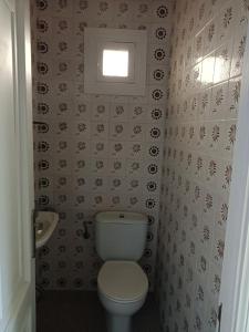 ein Badezimmer mit einem weißen WC und einem Waschbecken in der Unterkunft Mi apartamento ideal in Ponferrada