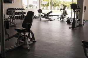 Fitness centrum a/nebo fitness zařízení v ubytování Emerald Apt at Maho Beach