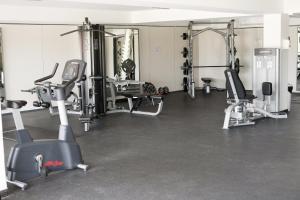 Fitness centrum a/nebo fitness zařízení v ubytování Emerald Apt at Maho Beach