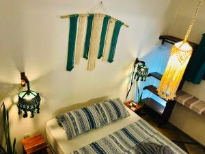 a bedroom with a bed and two lamps and a window at Residencial Bem-te-vi in Jericoacoara