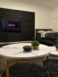 una mesa con dos plantas en una habitación en Butler Suites, en Düsseldorf