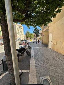 une moto garée sur le côté d'une rue dans l'établissement Appartement Type T2 Bandol Port, à Bandol