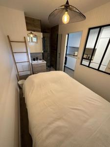 - une chambre avec un lit blanc et une salle de bains dans l'établissement Appartement Type T2 Bandol Port, à Bandol