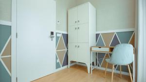 a room with a desk and a chair at Pedra de Sal - Hostel & Suites in Rio Maior