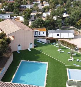 una vista aérea de un patio trasero con piscina en Charmant et Spacieux Mobil Home, en Rocbaron