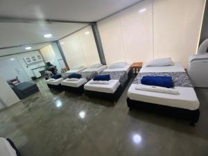 Zimmer mit 4 Betten in einem Zimmer in der Unterkunft Apartamento para grupos grandes dentro de centro comercial con frisby in Cartago