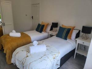 2 Betten nebeneinander in einem Zimmer in der Unterkunft Affordable Home in Hatfield in Hatfield