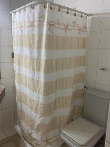 a shower curtain with a toilet in a bathroom at Departamento en el corazón de Mendoza in Mendoza +12 photos