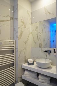 bagno con lavandino e specchio di Your Stay in Bolzano a Bolzano