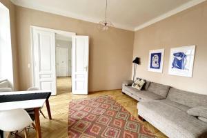 sala de estar con sofá y mesa en Ruhige & große Altbauwohnung 7min zum Zentrum, en Viena