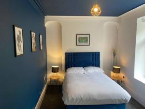 Un pat sau paturi într-o cameră la Brooklands House, Visit Wales, secure bike storage, Bike Park Wales
