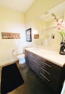 La salle de bains est pourvue d'un lavabo, de toilettes et d'un miroir. dans l'établissement 180 degree, unobstructed bluff view!, à Seattle