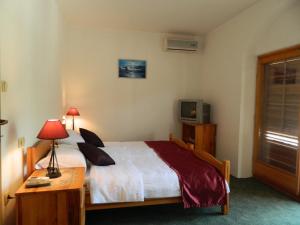 Un pat sau paturi într-o cameră la Motel Jelčić