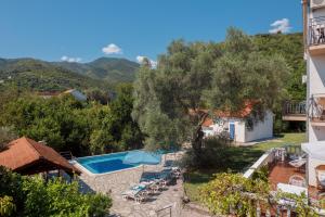 Blick auf eine Villa mit einem Pool in der Unterkunft Villa Mia Apartments in Bijela