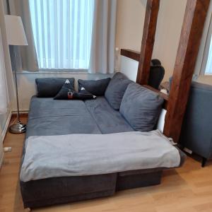 een groot bed in een woonkamer met een bedframe bij Wanderfreude in Braunlage