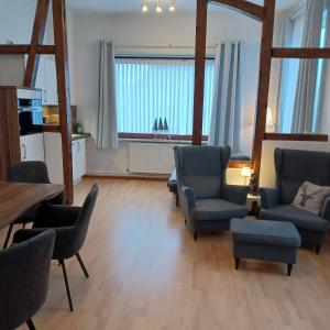 een grote woonkamer met stoelen en een tafel bij Wanderfreude in Braunlage