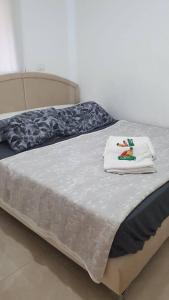 Una cama con dos toallas encima. en מקום מקסים בפתח תקווה, en Petaj Tikva