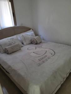 een bed met een bord met het woord comfort bij מקום מקסים בפתח תקווה in Petach Tikwa