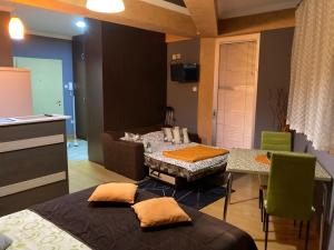 um quarto com uma mesa e uma sala de jantar em Apartman Aischa em Nova Varos